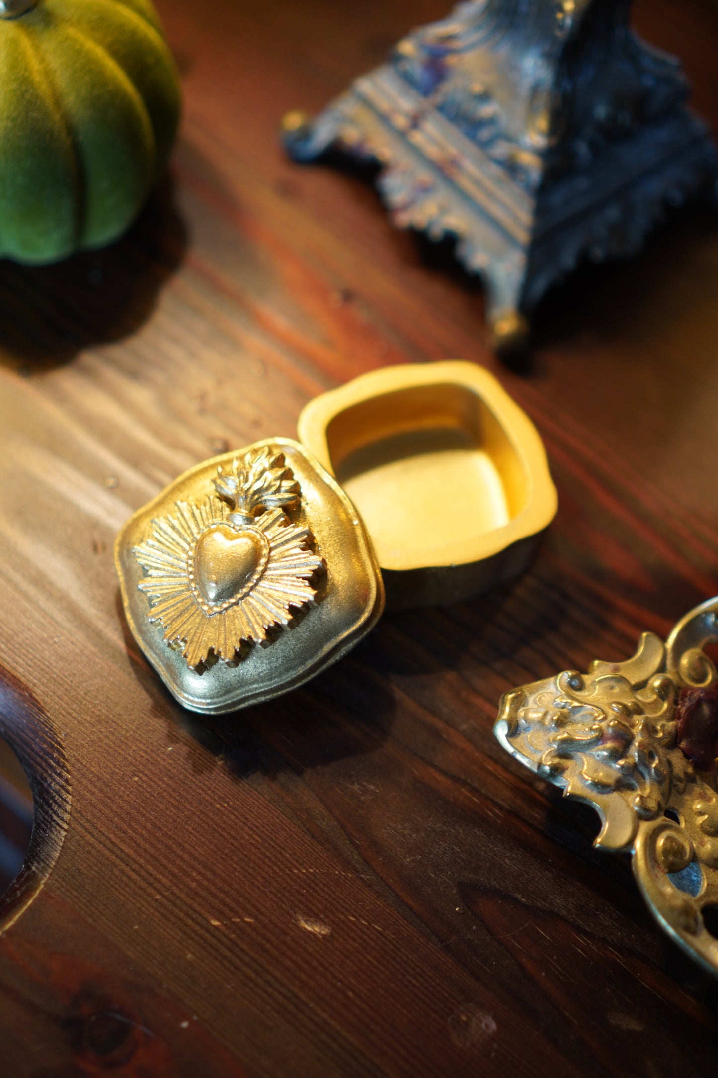 Kleine goldene Schmuckschatulle mit „Sacred Heart“-Motiv