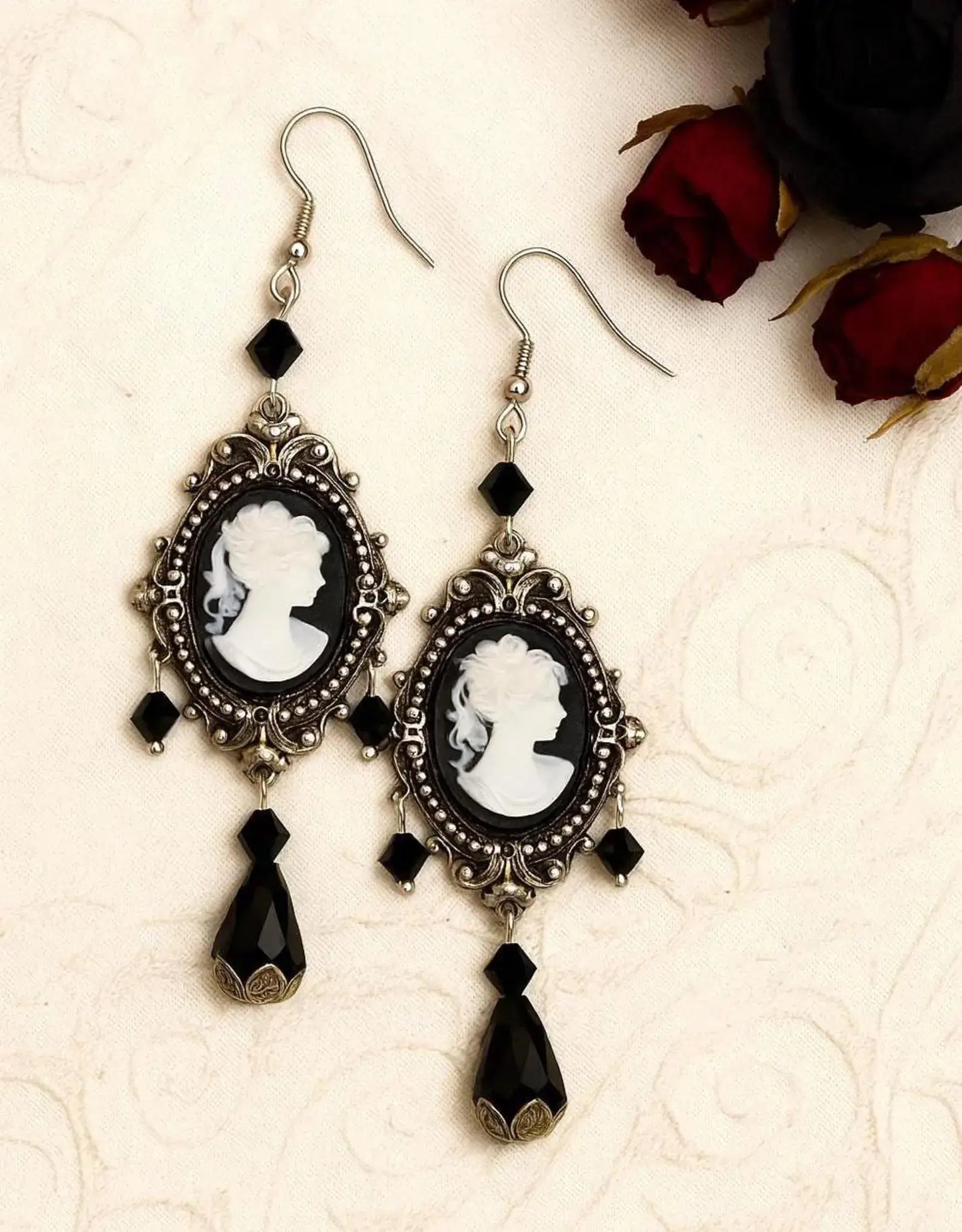 Ohrringe mit viktorianischem gotischem Kamee
