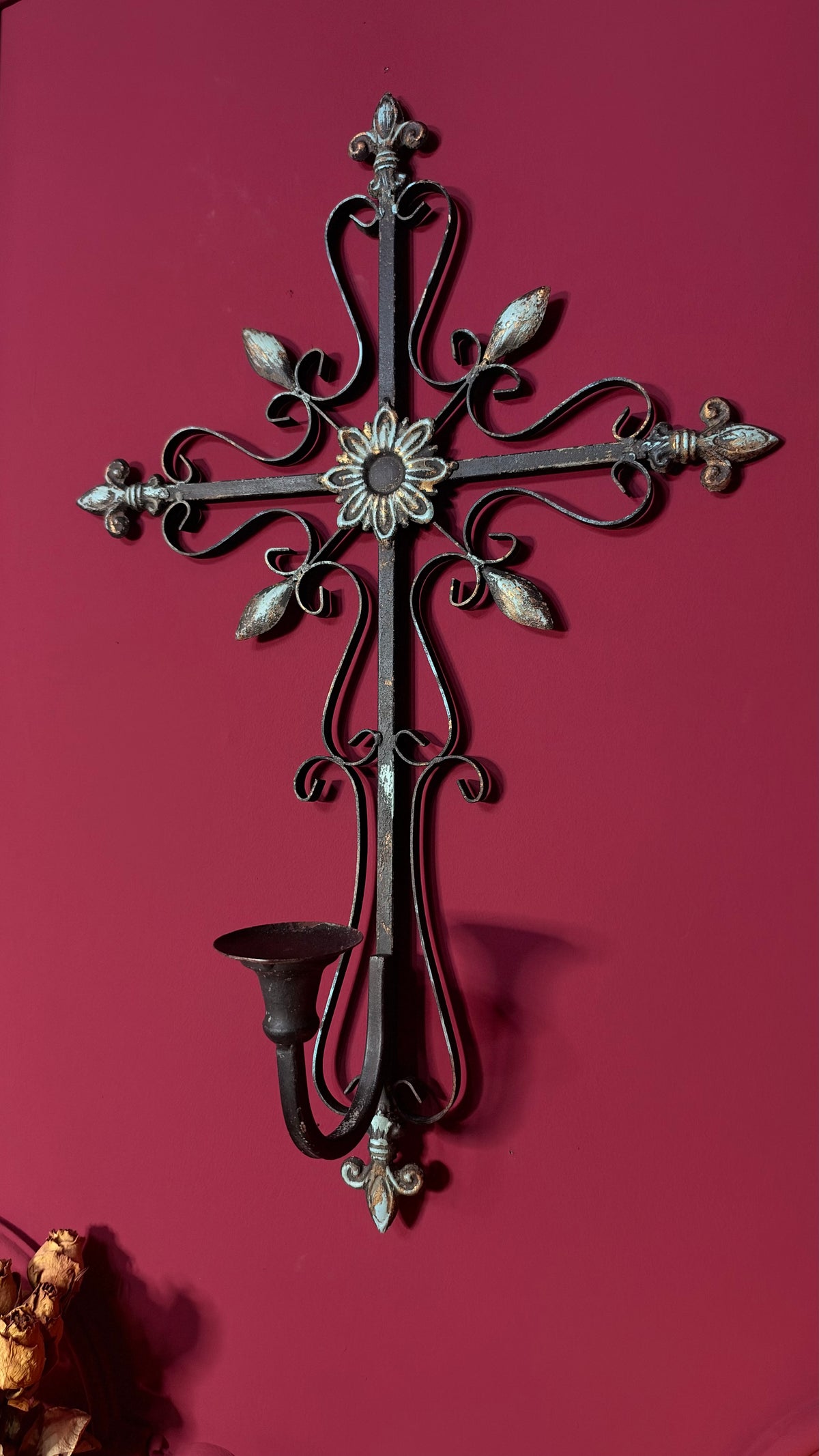 Antiker schwarzer gotischer Wandkerzenhalter in Kreuzform
