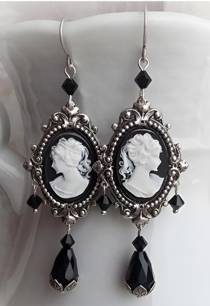 Ohrringe mit viktorianischem gotischem Kamee