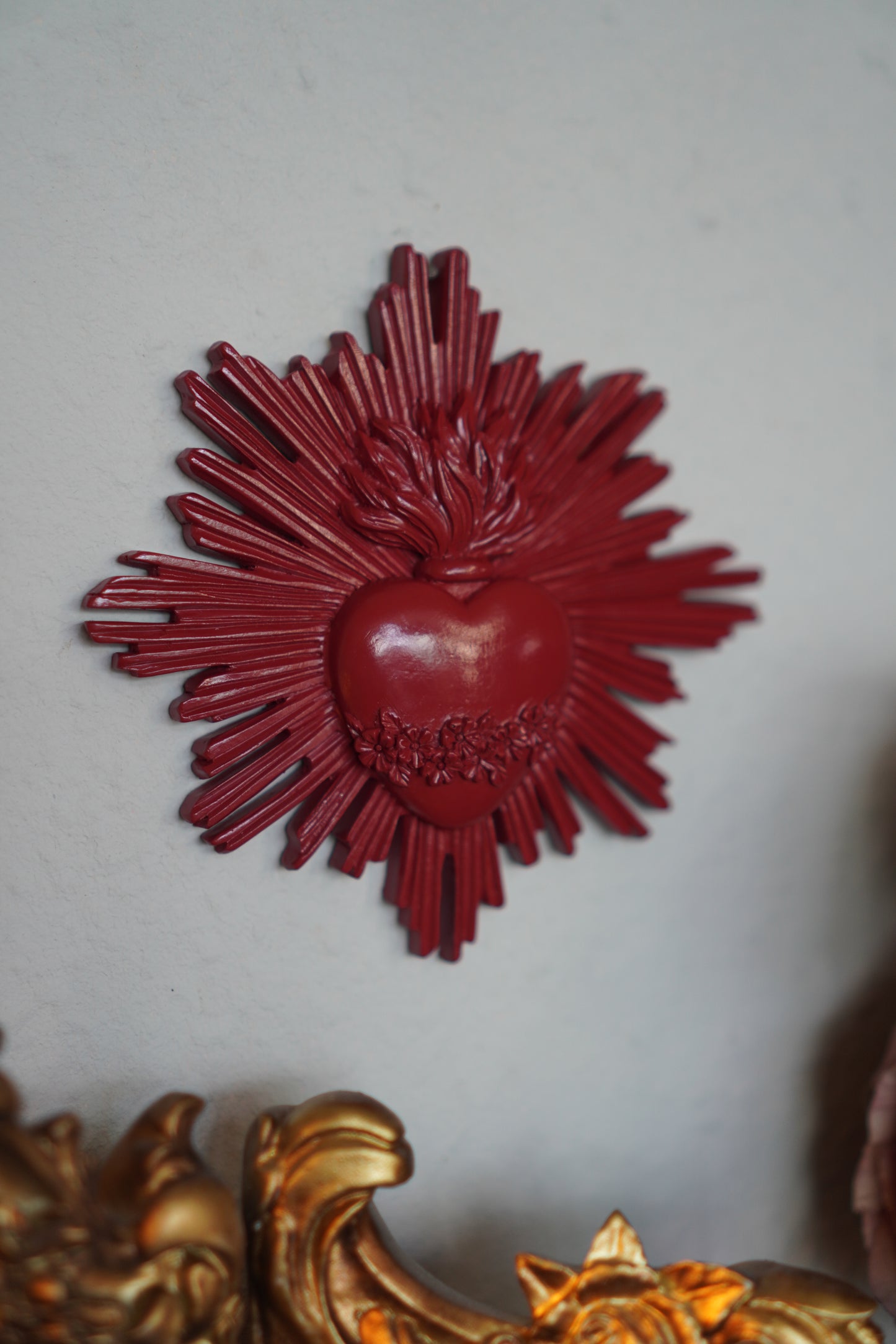 Sacred Heart Wandornament rot 14,5 x 13,5