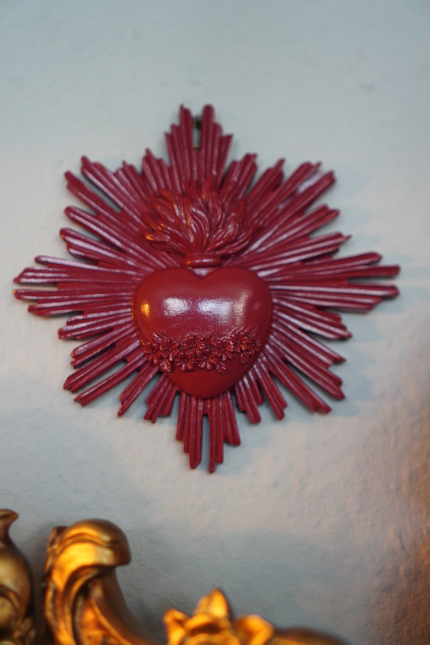 Sacred Heart Wandornament rot 14,5 x 13,5