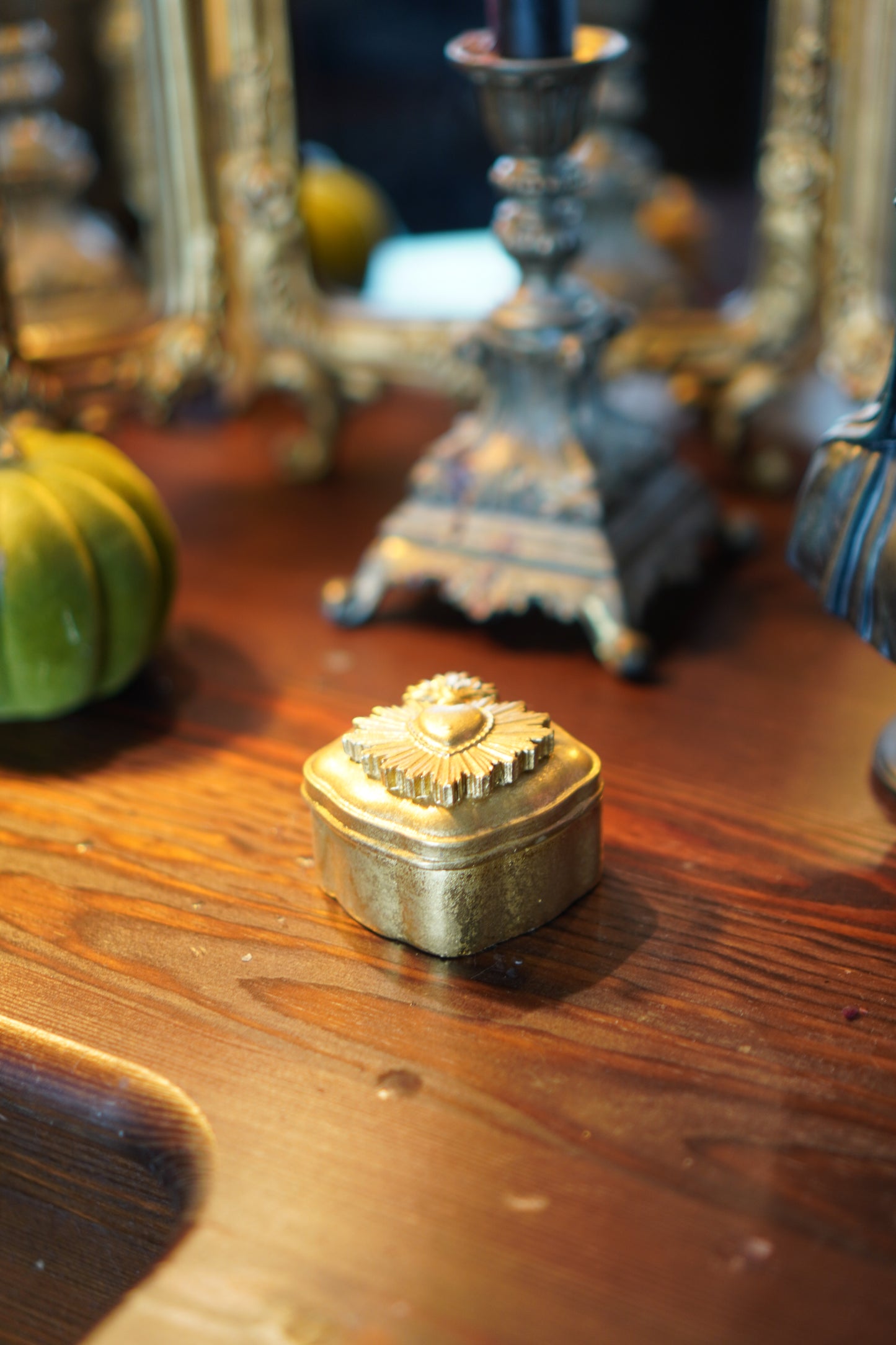 Kleine goldene Schmuckschatulle mit „Sacred Heart“-Motiv
