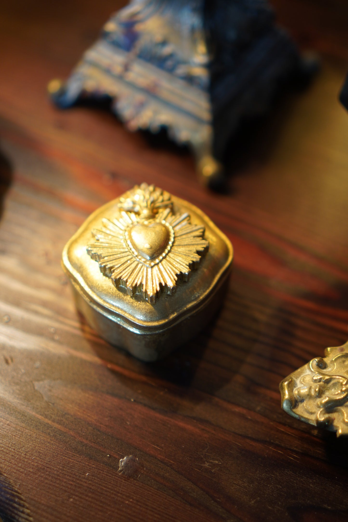 Kleine goldene Schmuckschatulle mit „Sacred Heart“-Motiv