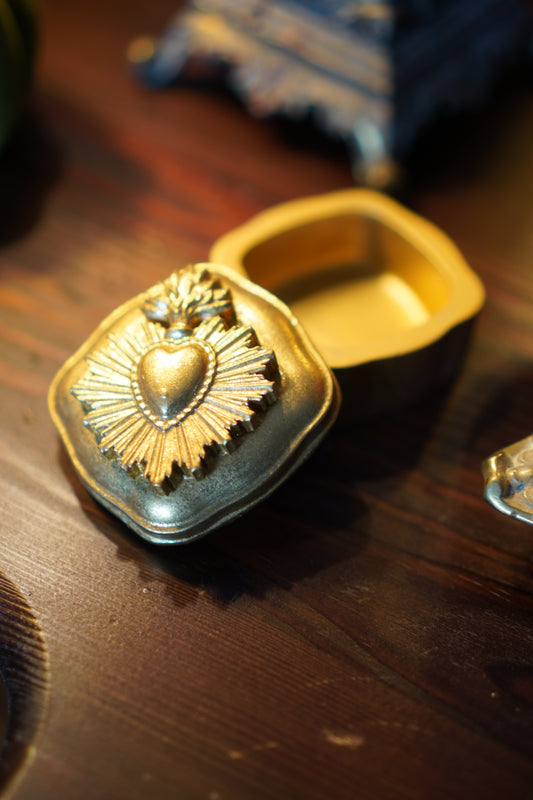 Kleine goldene Schmuckschatulle mit „Sacred Heart“-Motiv