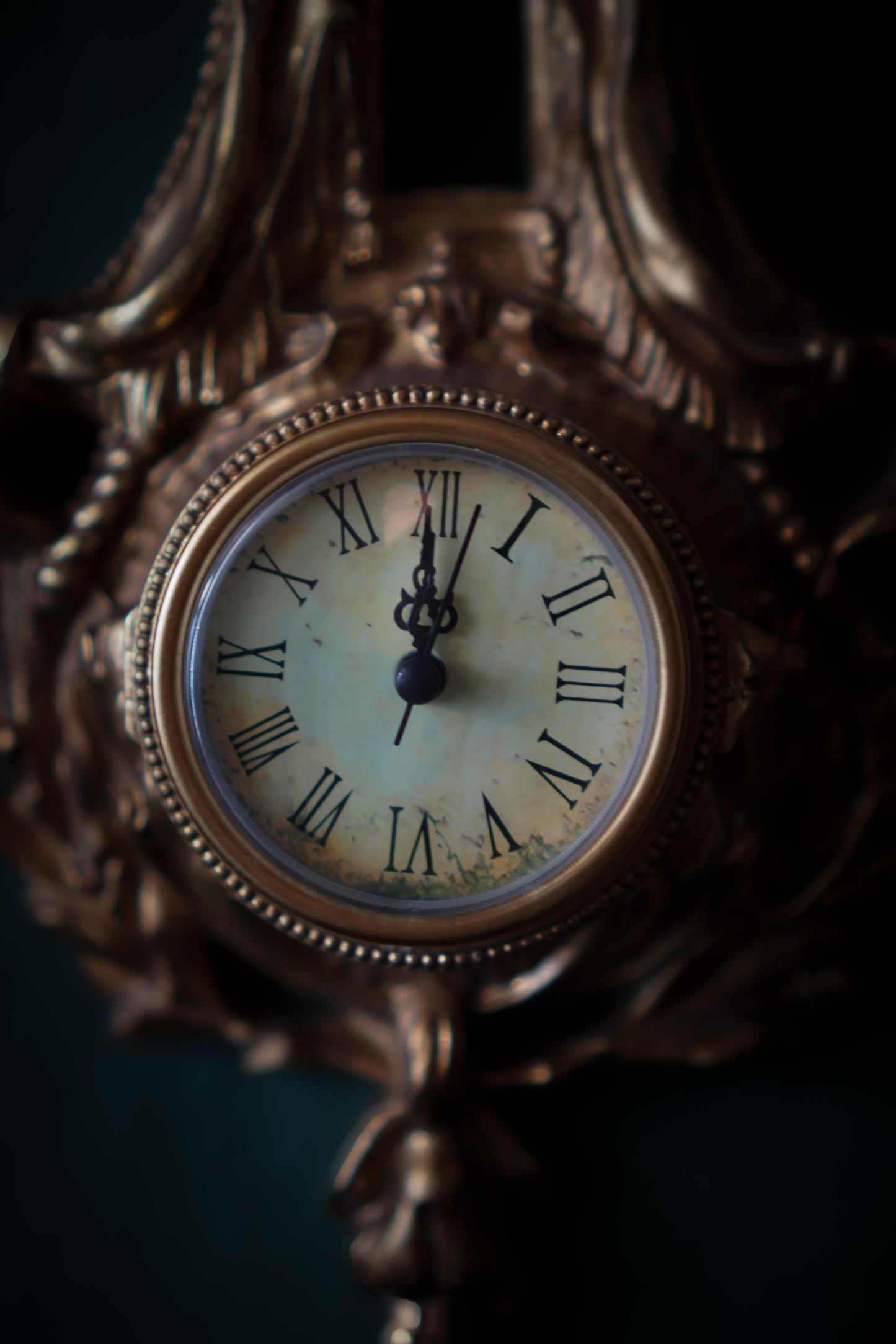 Antiklook goldene Wanduhr mit verziertem Schleifenmotiv