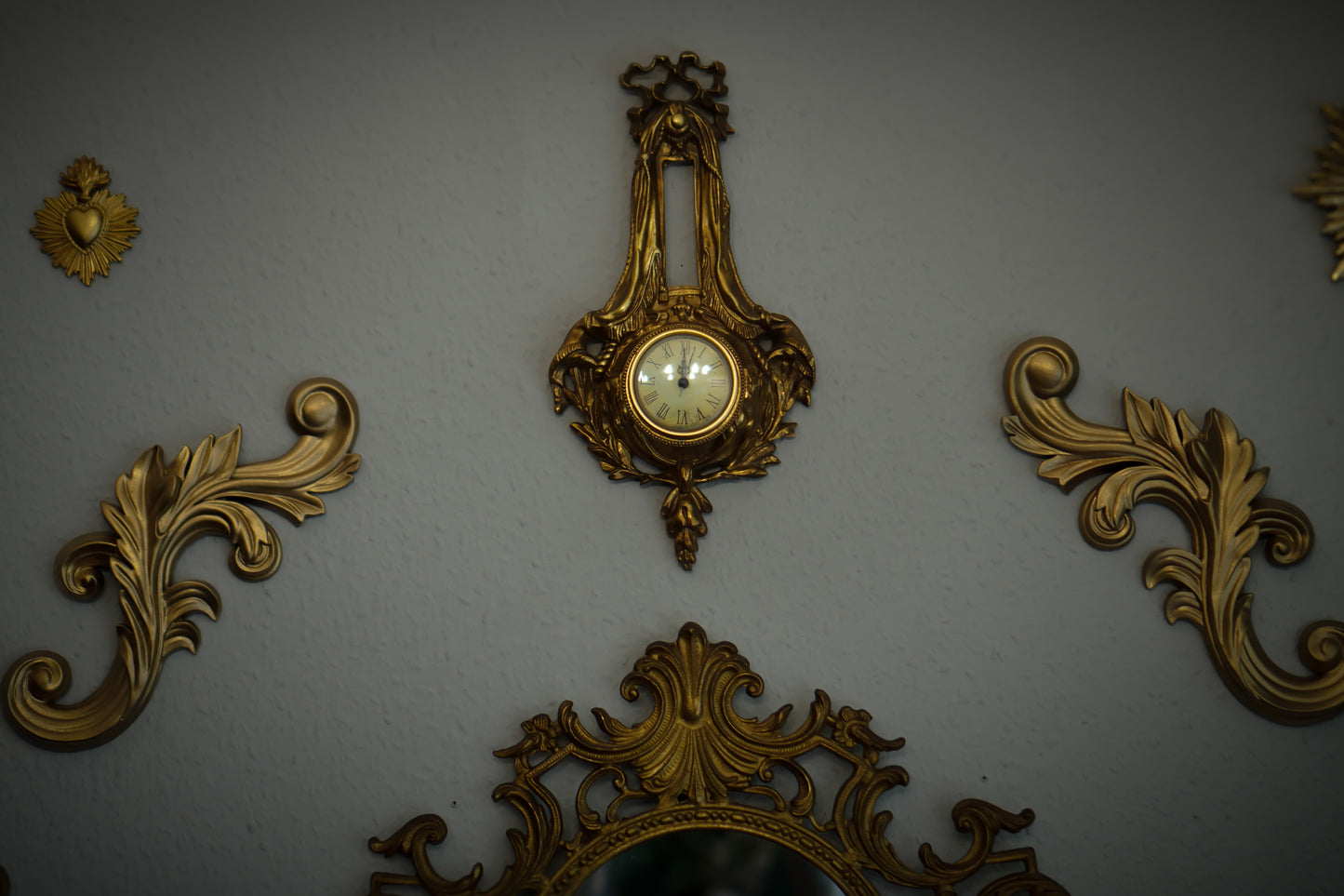 Antiklook goldene Wanduhr mit verziertem Schleifenmotiv
