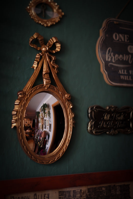 Wandspiegel mit gewölbtem Spiegelglas, Gold, verziert mit Schleifenband