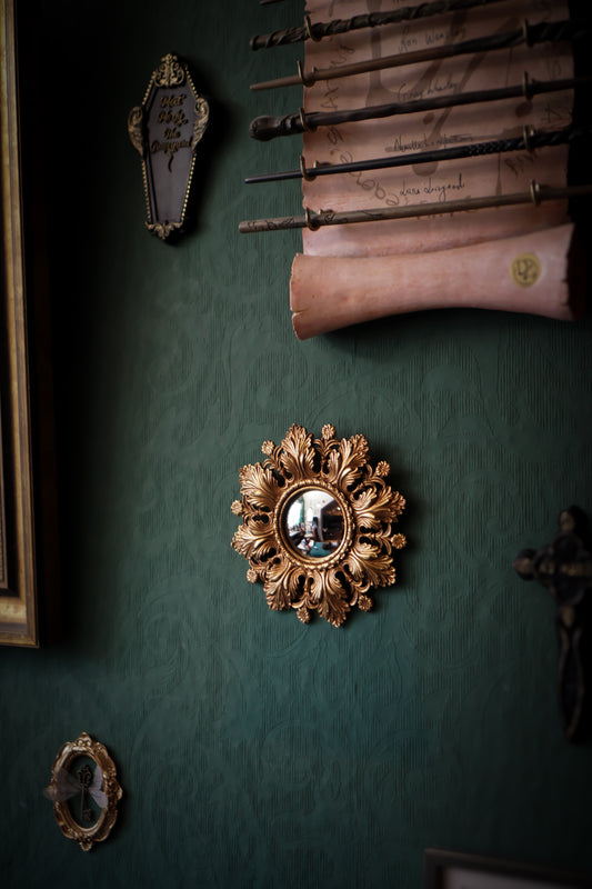 Verzierter, konvexer Spiegel mit Goldrahmen