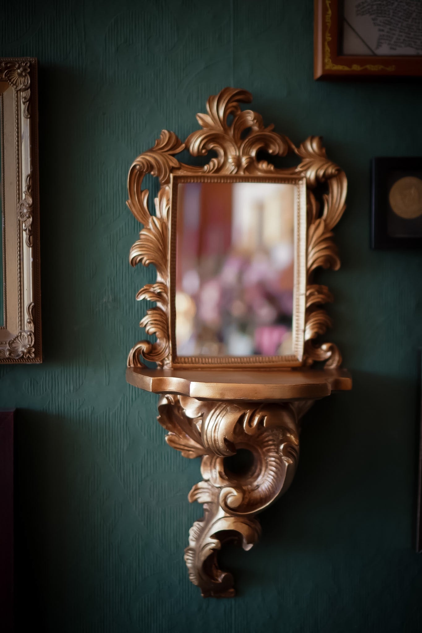 Antiker barocker Wandspiegel in Gold mit Regal