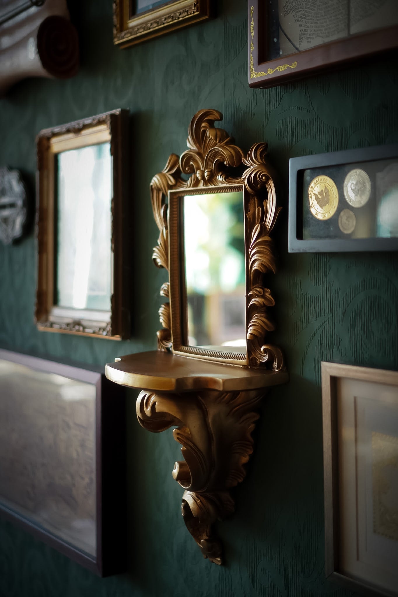 Antiker barocker Wandspiegel in Gold mit Regal