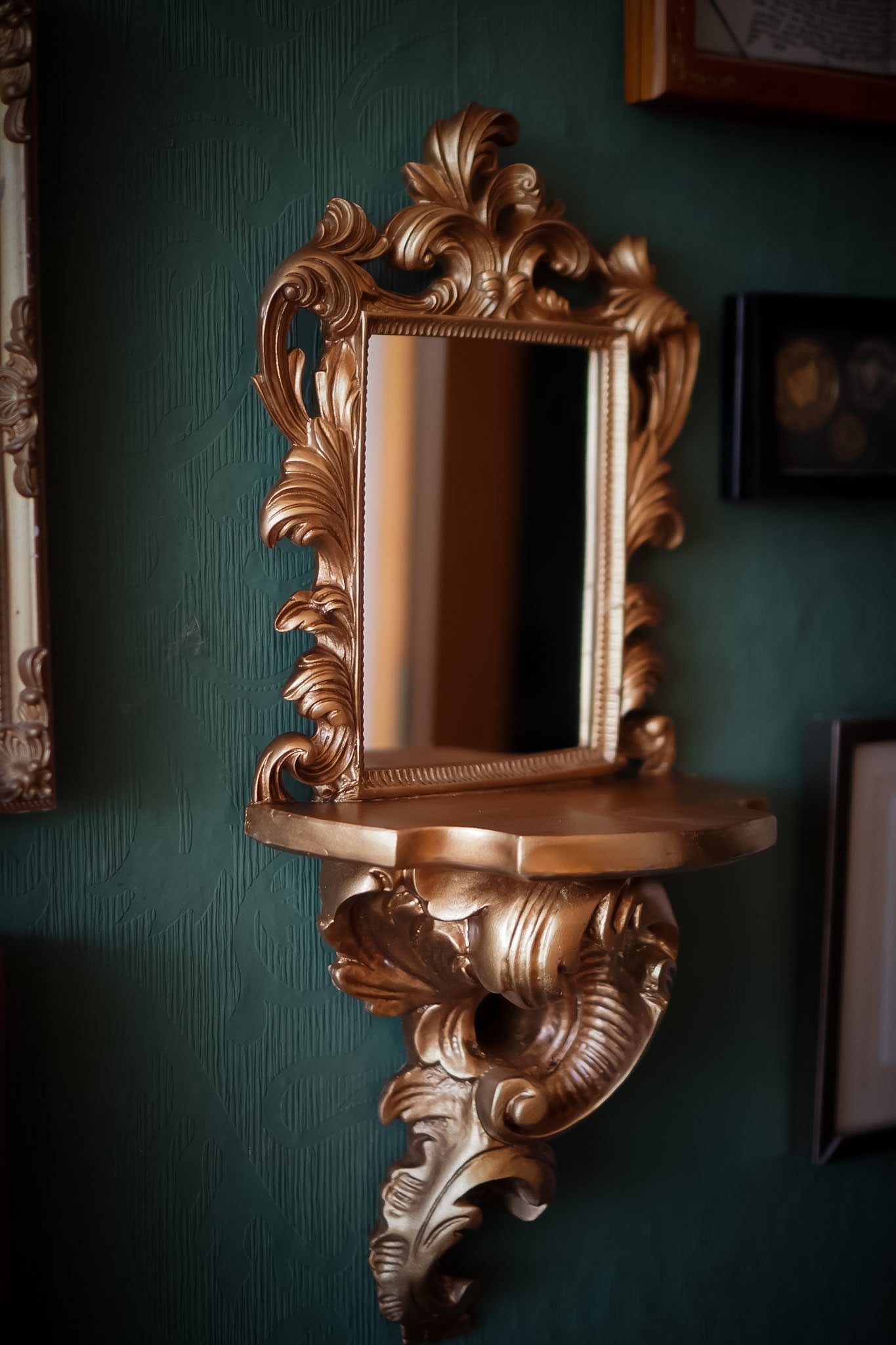 Antiker barocker Wandspiegel in Gold mit Regal