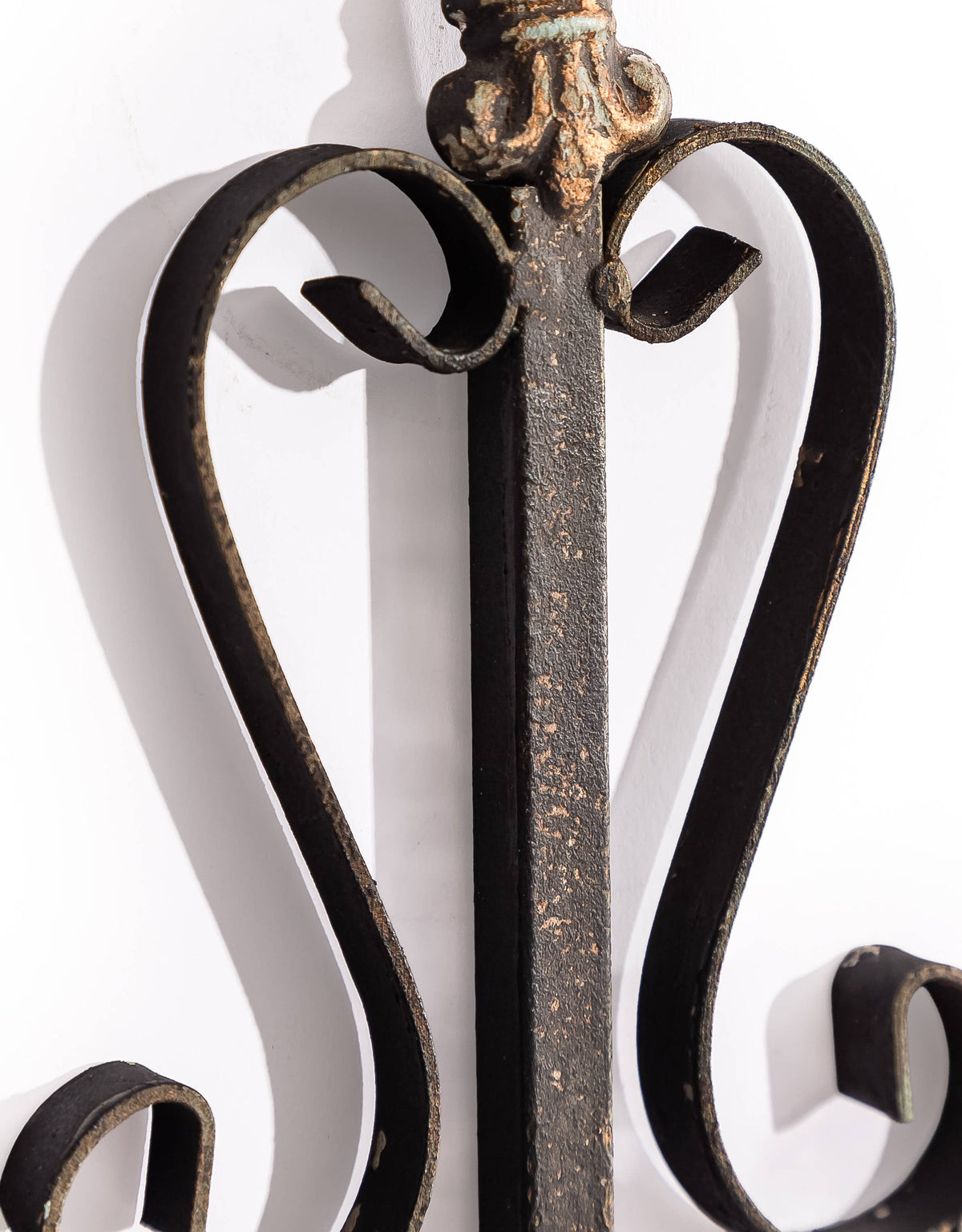 Antiker schwarzer gotischer Wandkerzenhalter in Kreuzform